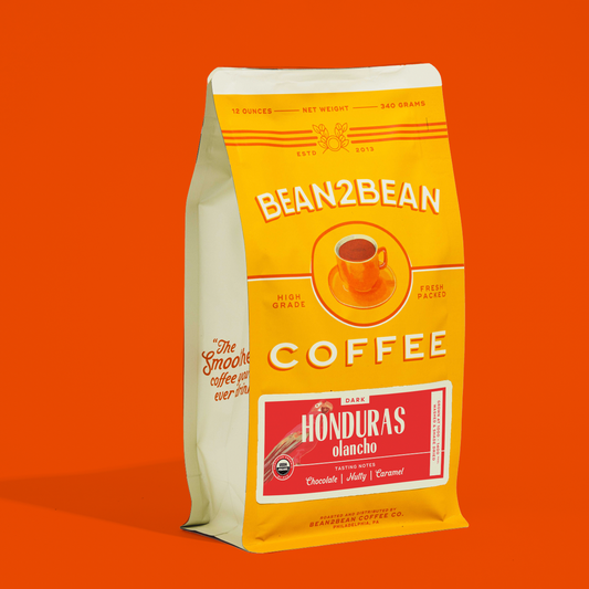 Made with beans sourced from organic and sustainable farms in the region of Olancho, Honduras. With a smooth body, fruity acidity, and hints of nutty chocolate, this single-origin dark roast is sweet and balanced. CACAOL actively participates in community initiatives. It supports local churches and the mother-child healthcare center, while also promoting environmental protection by distributing water filters to nearby communities.